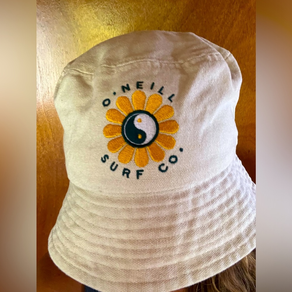 Oniel surf co bucket hat.